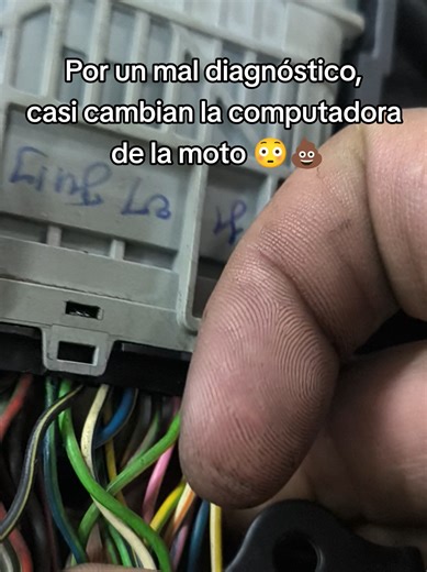 A veces cambiamos piezas por falta de conocimiento. Por ejemplo, a esta moto le iban a cambiar la ECU porque pensaban que estaba dañada, sin embargo después de un diagnóstico exhaustivo, se encontró un cable roto en la mitad del ramal. Una labor tediosa y que requiere tiempo, sin embargo se ataca la falla con profesionalismo y se evita que el cliente tenga gastos innecesarios. 🙂‍↔️😳🏍️😌#tallermecanico #mecanicademotos #moteroscolombia #pasionporlasmotos #dominar400