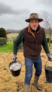 👨‍🌾Apporter de la cendre au potager on peut, mais pas trop☝️ ✅L’idéal c’est une poignée par m2 et rarement plus d’une fois par an. 🪵 La cendre de bois uniquement et du bois non traité⚠️ 👉🏼Cela permettra d’apporter potassium et calcium et d’augmenter le pH des sols trop acides. Au besoin, n’hésitez pas à analyser votre terre ainsi vous saurez s’il est utile d’en mettre ou pas. 😉Mélangez-en de préférence à votre compost ou à travers votre paillis comme je fais, et en début de saison, avant l