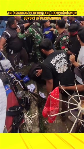 TNI AMANKAN SUPORTER PERSIB YANG KETAHUAN MENCURI #shorts #tni #komando #persib #tniad #tentara