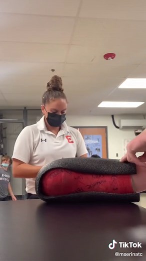 How to pad a cast #football #soccer #fracture #plumbing #womeninsports #athletictrainer #ATtiktok #sports #athletes