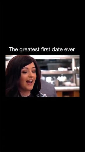 @purelyhistory 🏴‍☠️ In 2017, a woman named Eve appeared on the show First Dates and moved viewers with one powerful gesture. During her dinner, she removed her wig to reveal her bald head, explaining that she had Alopecia. It was the first time she had gone out without it, and she wanted to embrace her true self. Her date was kind and supportive, making the moment even more heartfelt. The scene quickly went viral, praised for its honesty and bravery. Eve’s openness inspired many who live with s