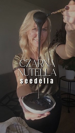 JAK ZROBIĆ ↓ Niektórzy nazywają to „czarną Nutellą”, ale w rzeczywistości to po prostu czarne tahini — czyli pasta z prażonych ziaren czarnego sezamu. Nie ma orzechów (nuts), a jest zrobiona z nasion (seeds), dlatego ja nazywam ją „Seedellą” ;) W Azji jada się ją na codzień — jako dodatek do lodów, deserów, owsianek, ale też na słono — np. do zup czy sosów. Ma bardziej intensywny smak niż jasne tahini, a do tego dostarcza naturalnego magnezu, żelaza, miedzi i cynku. 👉 Jak zrobić: Upraż ziarna c