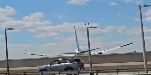 United flight strikes light pole during Newark landing