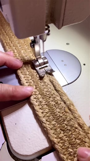 No es falta de materiales. No es la máquina. Muchas veces es no entender bien la técnica. Por eso creé este espacio exclusivo, donde voy compartiendo proyectos reales y explicando lo que de verdad marca la diferencia al momento de coser cestería nórdica: Es contenido pensado para que practiques, pruebes y avances de verdad. Si quieres dejar de adivinar y empezar a entender lo que haces, puedes unirte desde mi otra red social por $2.990 al mes ✨app 3 USD. #cesteria #cesterianordica #tutorialceste