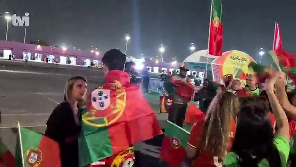 Mundial Sub-17: adeptos portugueses junto ao estádio da final, em Doha