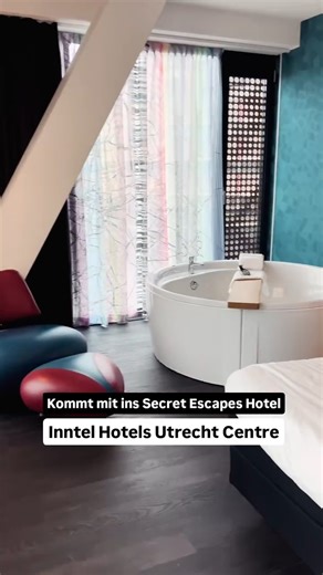 Im Herzen dieser historischen Stadt gelegen, ist das Inntel Hotels Utrecht Centre eure ideale Basis, um Utrecht in all seinen Facetten zu entdecken – von malerischen Grachten und ikonischen Denkmälern bis hin zu lebendigen Einkaufsstraßen. 🤩 Direkt mit dem Hauptbahnhof Utrecht verbunden, vereint dieses 11-stöckige Refugium modernes Design mit der reichen Geschichte der Stadt. 🏙️ Genießt atemberaubende Ausblicke aus dem obersten Stockwerk oder taucht ein in die stilvolle Atmosphäre des „Urban H
