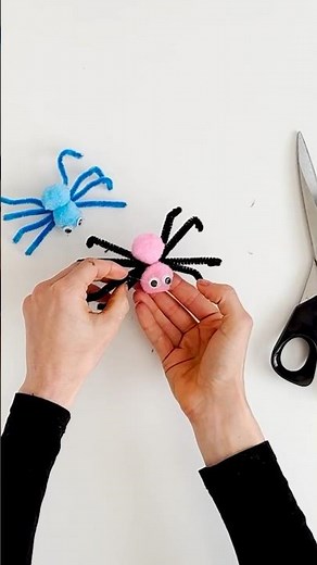 How to make pipe cleaner and pompom spiders