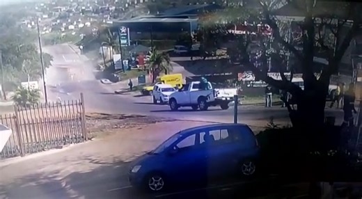 6.5M views · 10K reactions | "The fleet manager must start by managing and maintaining the fleet to optimize insurability. The next step is to find ways to reduce the risks and cost of fleet insurance." https://tinyurl.com/yyy77ddr #ArriveAlive #FleetManagement #TruckInsurance | Truck and Freight | Facebook