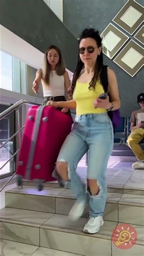 ليس كل الأبطال يرتدون أغطية الرأس: مساعدة فتاة مع جبيرة على النزول من الدرج 🦸‍♂️❤️