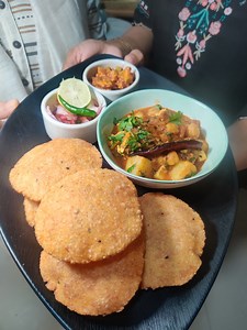 542K views · 3.2K reactions | Kolkata famous street food banaye 5 minute mein - muh mein paani aa jayega - Zayka Premier League - Recipe no. 1 - By Monalisa Agarwal ( a lovely mom who learnt it from her mom, and used to have this every Sunday as breakfast in Kolkata ) Text recipe link: https://www.zaykakatadka.com/recipe/club-kachori-with-aloo-sabji/ Club Kachori With Aloo Sabji | Zayka Ka Tadka | Facebook