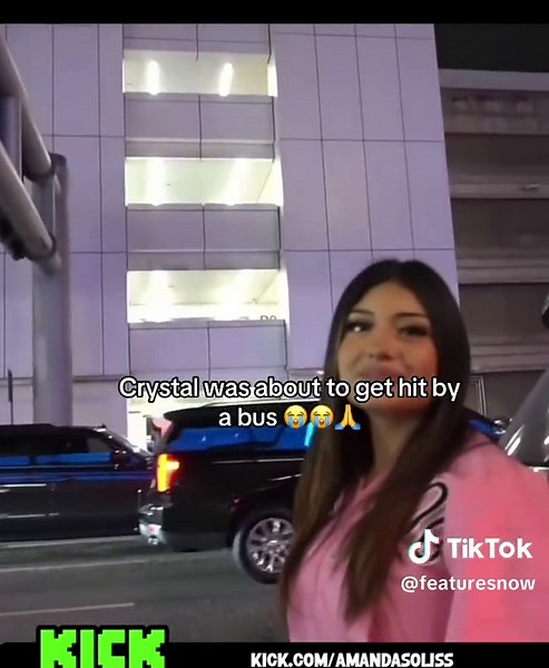 Crystal was about to get hit by a bus 😭😭🙏 #amanda #crystalizaguirre #fyp @Crystal Izaguirre @𝐀 𝐌 𝐀 𝐍 𝐃 𝐀🇲🇽🤍