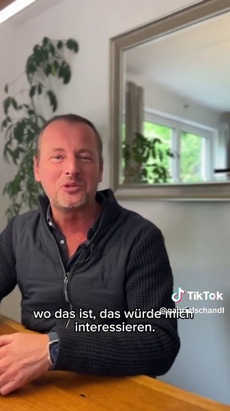New Work ist ein weites Feld - von Führung, Haltung, Kultur bis hin zu Technologie. Doch ein oft unterschätzter Teil davon ist der Ort. 📚☕️ Wir leben in einer Zeit, in der viele von uns nicht mehr an einen fixen Arbeitsplatz gebunden sind. Diese Freiheit eröffnet neue Möglichkeiten - und fordert gleichzeitig bewusste Entscheidungen. Ich persönlich arbeite mal gerne an meinem Esstisch, manchmal im Büro, ein anderes Mal in einem Café. Jeder Ort hat seine eigene Energie, seinen eigenen Rhythmus un