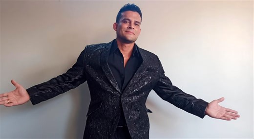 Christian Domínguez se muestra AGOTADO y SUDANDO hasta no más poder durante concierto con su orquesta [VIDEO]