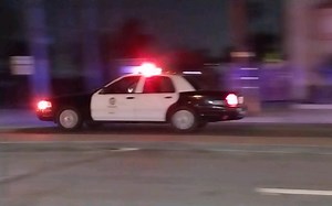 【街拍出警】“音量提醒！不老传奇！”洛杉矶警察局 福特维多利亚皇冠响应车辆碰撞事故（2022年12月9日）