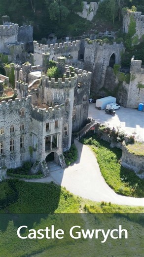 Gwrych Castle ist eine imposante, gotische Ruine an der walisischen Küste bei Abergele, die durch ihre malerische Lage mit Meerblick und ihre beeindruckende Architektur bekannt ist. | Libellius
