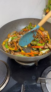 Simple pork stir fry. 😋 Hi cousins. 👋 👋 👋 Mnapenda pork? 🤔 Farmer's Choice Limited #hdskitchen #pork #TheKnifeOfTheParty #PalNation | Holy Dave Fanpage