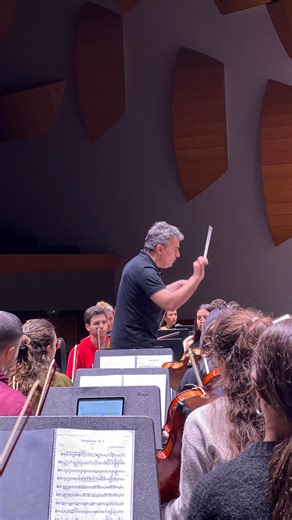 [Esp.] Comienza el año para la Orquesta Joven de la OSG. Nuestro gerente @juan.antonio.cuellar da la bienvenida a los jóvenes músicos en su primer encuentro del año, unos días de trabajo, aprendizaje y convivencia que marcan el inicio de un nuevo camino compartido. Este primer encuentro culminará con dos conciertos: en Pontevedra el 8 de enero y en A Coruña el 10 de enero, dentro del abono sábado. El programa se abre con la obertura de La forza del destino de Giuseppe Verdi, continúa con el Conc