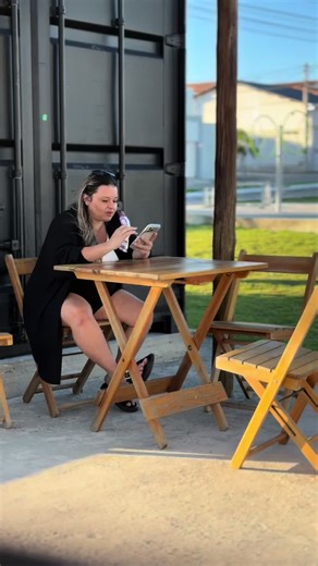 Mulheres Modernas: Carro e Dinheiro em Foco