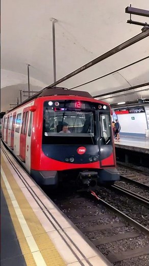 Barcelona metro line 1 trains at Espanya station 🇪🇸