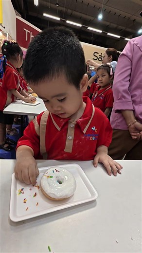 Thiên thần nhỏ trổ tài làm bánh Donut siêu cưng 🍩✨