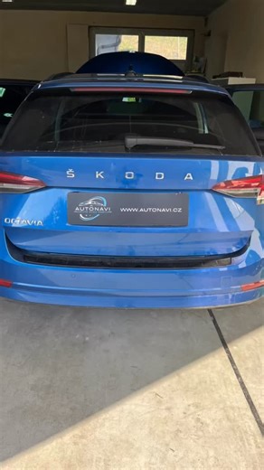 🎥 Škoda Octavia IV – styl, technologie a teď i přehled při couvání. Provádíme montáže originálních parkovacích kamer do vozů Škoda a Volkswagen – a tahle Octavia IV od nás odjela s dokonalým výhledem dozadu. 📸 Instalovali jsme originální couvací kameru s dynamickými trajektoriemi, která je plně napojena na tovární infotainment. ✔️ Naváděcí linie reagují na pohyb volantu ✔️ Ostrý obraz i v noci nebo dešti ✔️ OEM vzhled i funkčnost – jako z výroby 🗣️ Hodnocení zákazníků: „Kamera funguje perfekt