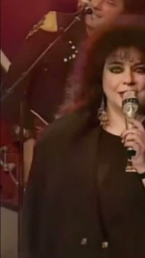 In 1992 Mariska Veres played the single ‘Send Me A Postcard’ live together with The Clarks.