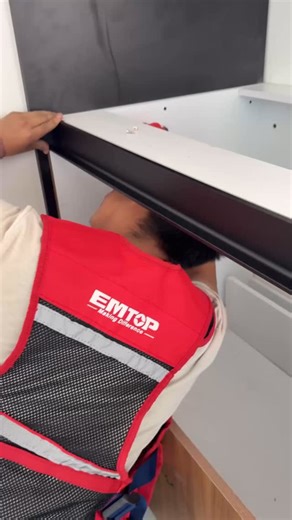 Perfil Gola de aluminio, con este sustituyes las manijas y aporta a un diseño más limpio, la instalación del perfil gola es muy fácil, aquí utilizamos 2 tipos de perfi un en L y otro perfil gola en C Continuamos trabajando en Obra #elcarpientero #perfilgola #perfildealuminio #cocinademelamina #herrajesparamuebles #manijagola #instalaciondecocina | El Carpientero