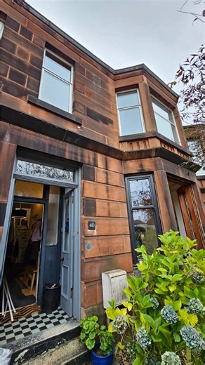 Throwback to this bespoke Anthracite Grey sash and case windows expertly installed by Danny and Scott in Glasgow 🙌 This was a big, heavy duty 7 window job including two huge bay windows designed and fitted to match perfectly across the property. Transforming the exterior to a more modern fitting with serious kerb appeal and windows built to last for the customer 💯 | Vantage Windows and Doors