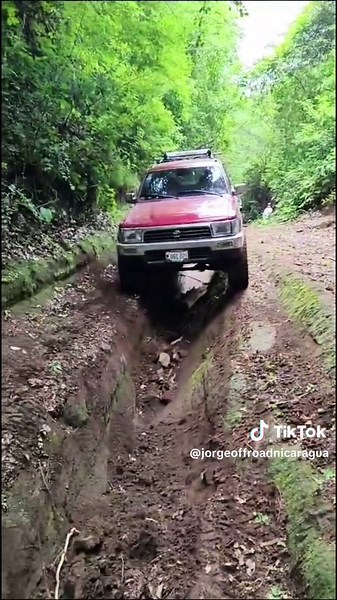 Toyota 4Runner 1992: Dominando Rutas 4x4 con Pasión