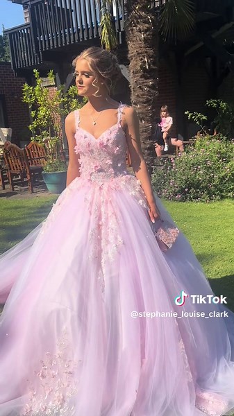 Prom Queen Elegance: A Stunning Celebration