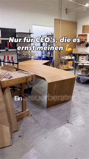 EDELHOLZ® | Exklusive Designermöbel on Instagram: "Manche Tage in der Schreinerei sind einfach besonders. Ein ArcPURE Eckschreibtisch in Golden Timber mit durchgehender Maserung, cleanem Kabelmanagement und Platz für Monitorarme, ohne dass man es sieht. Dahinter ein Midnight-Noir-Eckschreibtisch in 2,60 × 2,10 m – der größte, den wir bisher gebaut haben. Schwer, technisch, kompromisslos. Und dazwischen weitere Projekte, die zeigen, was möglich ist, wenn Funktion und Design zusammen gedacht werde