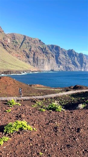 🇮🇨 5 pépites à voir absolument à Tenerife 👇 Ça fait 6 ans qu’on vient chaque année aux Canaries et c’est clairement l’un de nos endroits préférés pour un road trip 🥰 Alors voici nos coups de coeur : - Le village de Masca dans le parc rural de Teno (il y a de nombreuses randonnées autour). - La pointe de Teno avec son phare. La route pour s’y rendre est vertigineuse (tu peux l’emprunter à pied si tu veux marcher) ou alors tu peux prendre la navette. C’est top pour voir les magnifiques falaise
