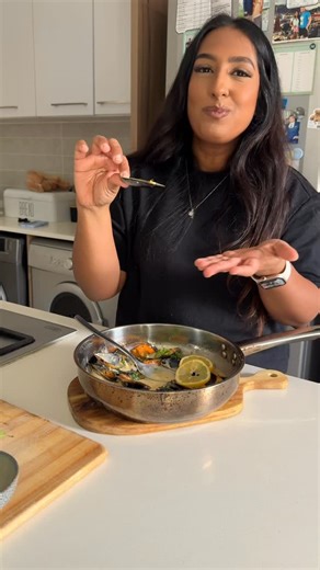 Chanel Brink on Instagram: "Mussels in a creamy lemon sauce👌🍋 This recipe is a winner. Easy to make, deliciously creamy, and pairs perfectly with garlic bread or pasta. Don't let the lack of coastal access stop you because frozen mussels can be used as well. Ingredients 400g frozen half shell mussels 4 tbsp butter 4 cloves garlic, finely chopped 1 tsp chilli flakes (optional) 1/2 tsp oregano Juice of half a lemon 250ml cream Salt and pepper to taste Fresh chopped parsley to garnish This is a c