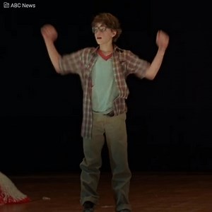 Ele era um ídolo adolescente nos anos 80... sua vida terminou de forma trágica e prematura. Corey Haim conquistou a todos com seu papel protagônico no filme "Lucas", de 1986, mas depois de fazer vários sucessos de bilheteria com seu amigo Corey Feldman, sua carreira despencou. Ele caiu em uma espiral que consumiu suas forças, seu dinheiro e, tragicamente, sua vida também. | Ícones