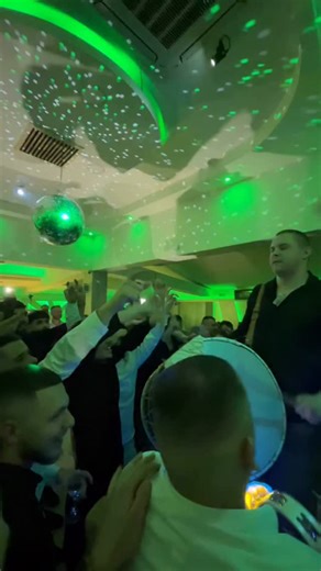 Jeste ovo moja noć, a i moj dan😂 Za moj 27. rođendan nisam poželeo ništa veliko — samo da vam kažem hvala. Hvala što me pratite, podržavate i rastete sa mnom. Ovaj video je mali znak pažnje za sve vas!❤️ #reels #itssavke #viral #insta video | Mladen Savić