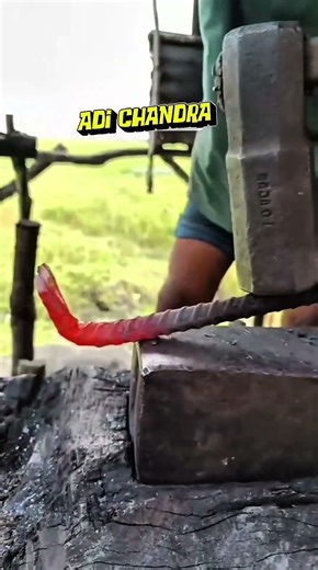 This blacksmith's manual skills andtechniques make a crowbar #blacksmith #Metalworking