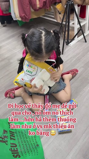Em bé ôm đồ mẹ đẻ, mẹ ghẻ buồn