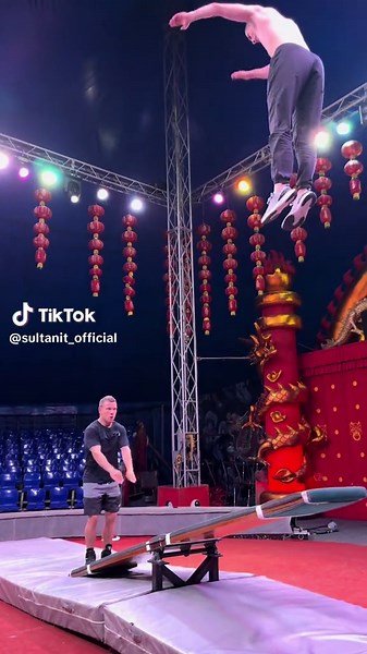 #teeterboard #trick #flip #acro #gymnastic #acrobat #board