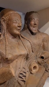 Toccare con mano un manufatto di 2500 anni fa significa agire con cura, attenzione e gesti misurati, nella piena consapevolezza di trovarsi di fronte a una testimonianza insostituibile della nostra storia. Da oggi il busto del sarcofago, con i volti iconici degli sposi, è accolto presso il laboratorio di restauro, dove sarà sottoposto ad un delicato intervento conservativo e alla definizione di un piano di manutenzione programmata, finalizzato alla sua tutela nel lungo periodo. A partire dalla p