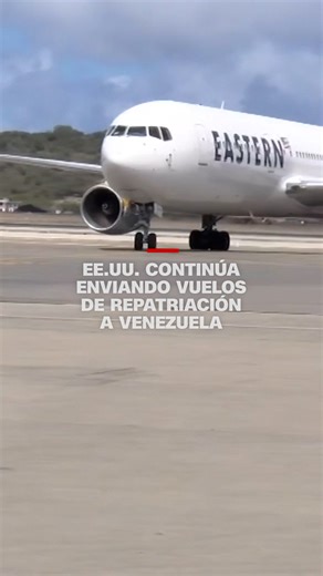 Un avión con migrantes venezolanos deportados de Estados Unidos llegó a #Venezuela el miércoles tras partir de Phoenix, Arizona. Un video de CNN muestra a varios hombres y mujeres desembarcando de la aeronave —que portaba una bandera estadounidense— y cruzando una pasarela de embarque hacia el aeropuerto internacional de Caracas. Este último traslado se produce a pesar de las persistentes tensiones entre Washington y Caracas. En los últimos ocho meses, cerca de 50 vuelos de deportación estadouni