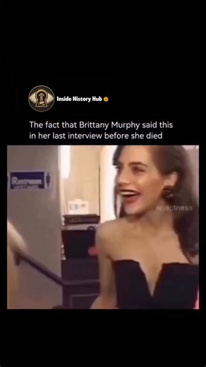 Inside History Hub on Instagram: "Brittany Murphy gave her final interview shortly before her sudden death in 2009 at the age of 32. Known for her roles in films like Clueless and 8 Mile, she spoke with excitement about future plans, making her passing even more heartbreaking. Follow @insidehistoryHub for more 😇 Over time, fans noticed similarities between Murphy and actress Lili Reinhart. The resemblance sparked emotional reflections, as many felt echoes of Brittany’s presence living on throug