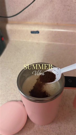 Pink cafe mixer: how to use a tazamezcladora for summer vibes