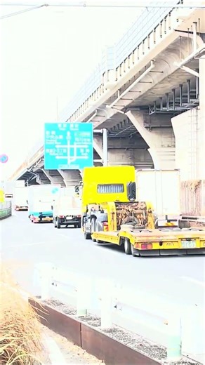 迫力満点‼️大型幅広低床トレーラー通過‼️