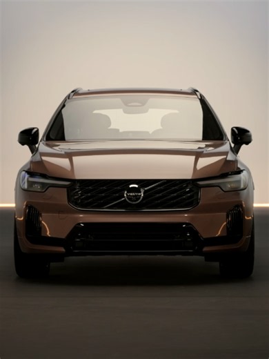200 kilométer. Tisztán elektromosan. Plug-in hibriddel. Nem elírás – ez az új Volvo XC60. A Volvo ma bemutatta az XC60 és XC90 nagy elektromos hatótávú plug-in hybrid változatait, és ez tényleg számít, nem csak marketingszöveg. Az elektromos hatótáv több mint kétszeresére nőtt a jelenlegi modellekhez képest: 🔹 XC60: akár 200 km tisztán elektromos hatótáv (kategóriaelső!) 🔹 XC90: akár 160 km tisztán elektromos üzemben Ez a nagyobb kapacitású, padlóba integrált akkumulátornak és az erősebb villa