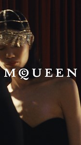 Discover McQueen Holiday gifts from the Pre-SS26 collection – formality liberated from tradition in a curated selection of statement accessories and shoes. | Alexander McQueen