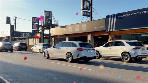 【 交車大吉 🍊 】 【 2023 AMG C43 ESTATE 】 感謝老客戶再度選擇亞柏💪 這次升級入手更高階的德規 C43 Estate 細節滿滿的德國選配： 包含20吋輪圈、雙層隔音玻璃、後座多區空調、真皮座椅 更勝一般日規版本！！ 在這樣的架構下，我們再為車主升級「原廠通風座椅」✨ 讓舒適與質感同步到位～ 感謝VIP客戶的長期支持，恭喜交車🎉 #AMG #C43Estate #德規版 #亞柏汽車 #交車大吉 #VIP客戶 #外匯車專家 -------------------------------- 亞柏MOTOR🔜 ✨電話☎️：0938630757 ✨LINE ID：@teg1419h ✨LINE連結：https://goo.gl/a5nhMP ✨亞柏8891售車網：https://www.8891.com.tw/findBuz-info-11790.html | 亞柏 MOTOR