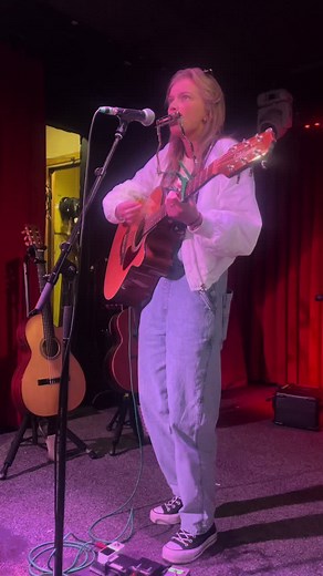 Live Street Performance of 'I'm On Fire' by Bruce Springsteen in Dublin