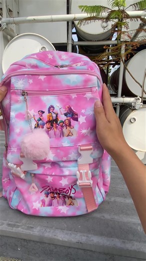POV: Finding the cutest K-pop backpack for your back-to-school haul. ✨ ¡La necesito ya! #RegalosKpop #KpopStan #BackToSchool2026 #LatinosEnUSAJ2.1903