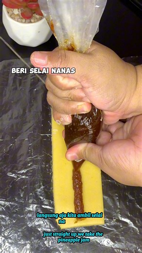 Ternyata begini cara buat nastar anti pegal dan anti capek banget loh… 🌸 Bahan 🌸 250 gr tepung protein rendah (kunci biru) 60 gr gula halus 1 butir kuning telur 1/2 sdt vanili cair/bubuk 185 butter margarin 1 bungkus susu bubuk(dancow) Selai nanas(masukkan kedalam plastik segitiga) Bahan olesan: Kuning telur Pewarna kuning secukupnya Minyak secukupnya Siapkan juga: Plastik | Dapur Ibu Hanin