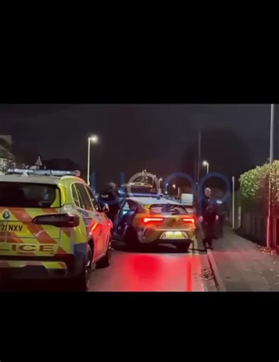 police getting ready to search after suspected armed robbery I might be wrong*this video was copied* armed police getting there guns out and getting ready #police #armedpolice